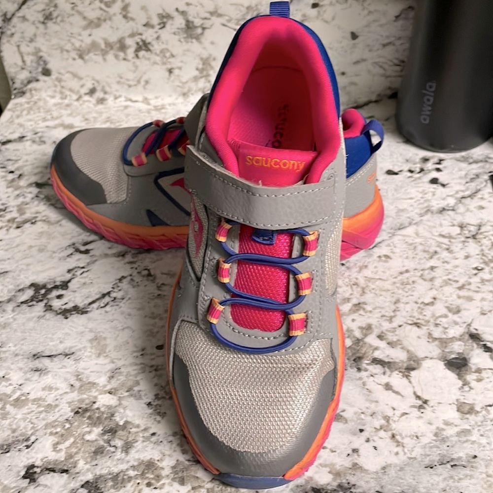 Saucony kids shoes preowned size 2.5 M